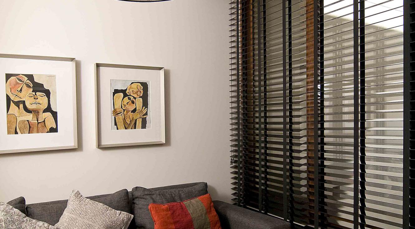 Sala de estar con Persianas Country Woods en Edificio Piedra Roja 2 Sala de estar decorada con Persianas Country Woods