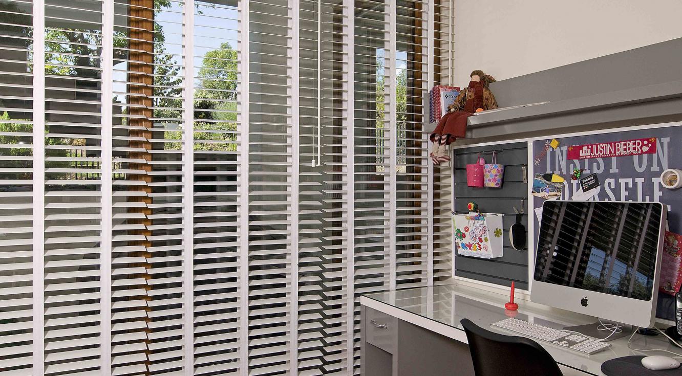 Oficina decorada con Persianas Country Woods Persianas Country Woods en oficina del Edificio Piedra Roja 1