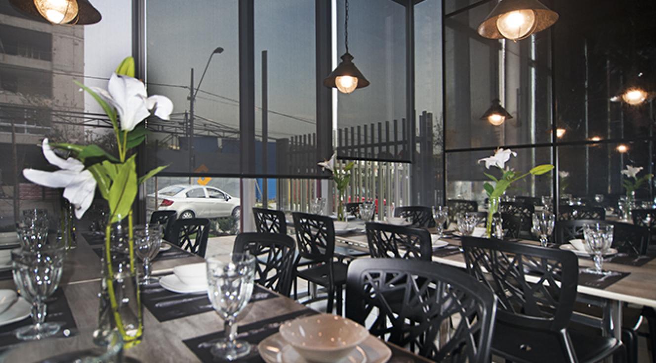 Restaurante con Cortina Roller Quantum® Cortina enrollable HunterDouglas®