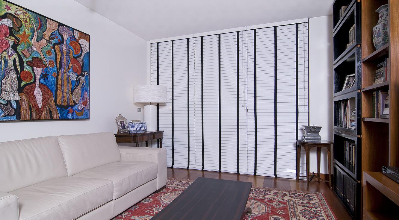 Sala de estar Edificio Eduardo Marquina Persianas Country Woods en Edificio Eduardo Marquina