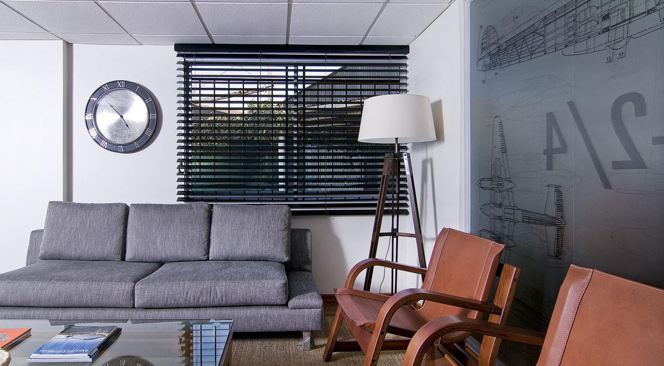 Sala de estar Edificio Aeródromo Tobalaba Persianas Country Woods en Edificio Aeródromo Tobalaba