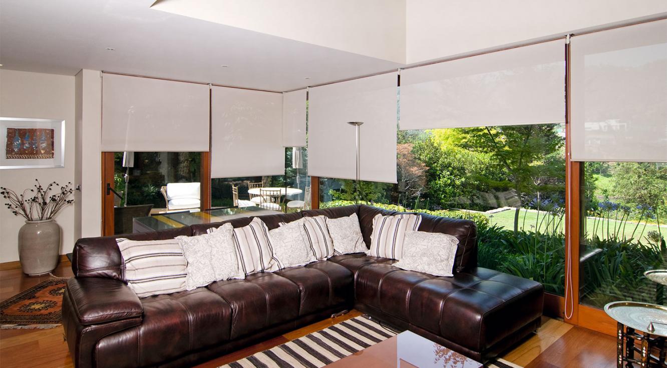 Sala de estar Valle Escondido con cortinas Roller Quantum Proyecto de decoración de una sala de estar con cortinas Roller Quantum