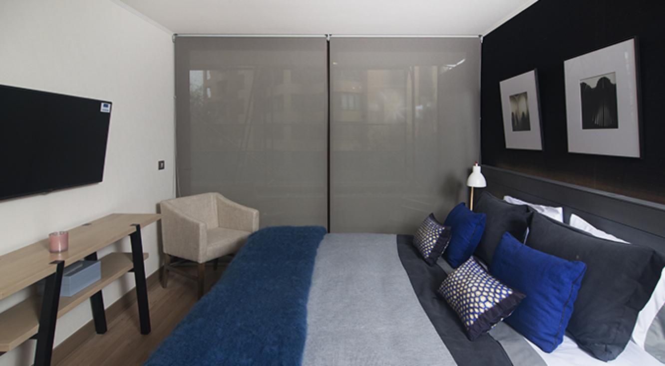 Dormitorio con Cortina Roller Quantum® HunterDouglas® Cortina Enrollable para dormitorio en Presidente Riesco