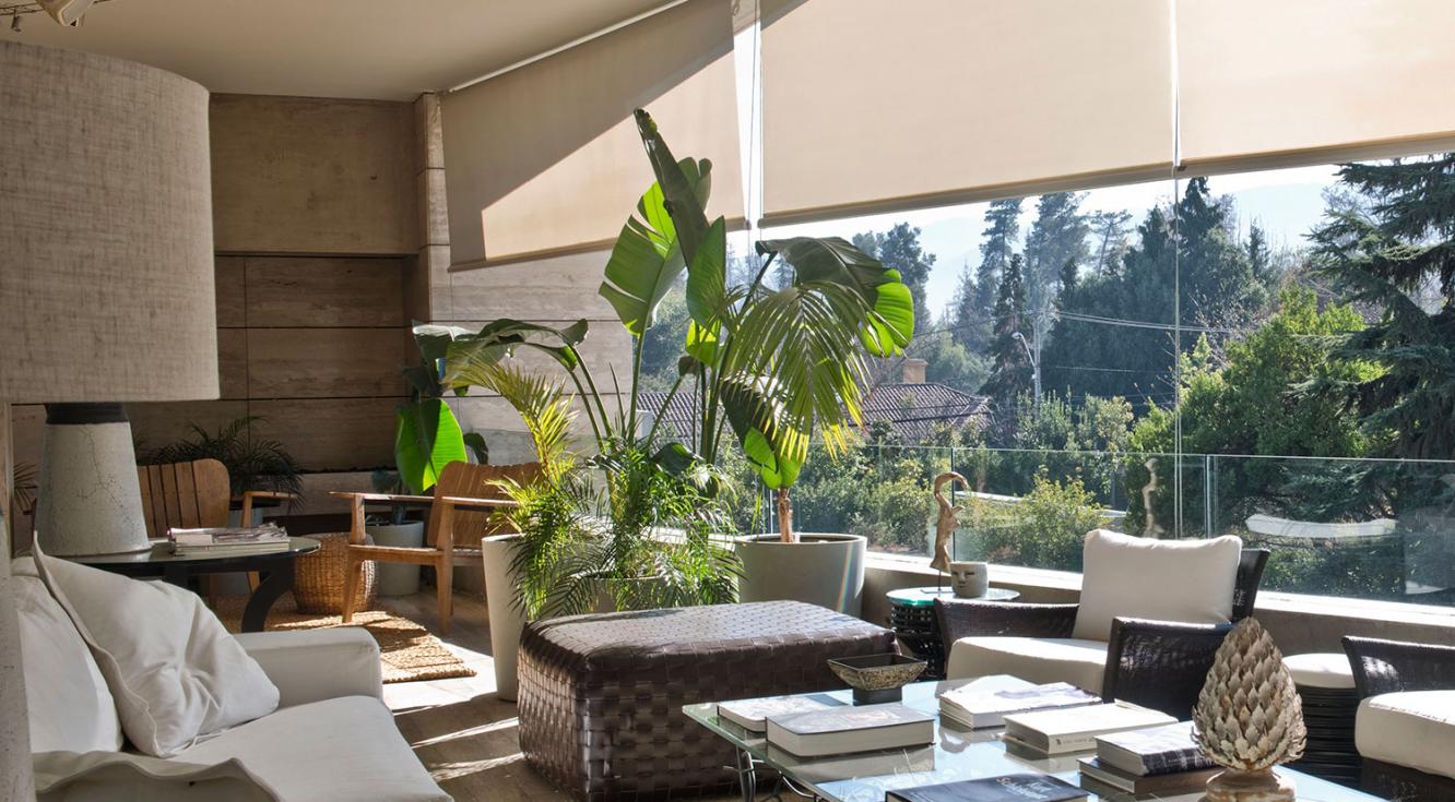 Toldos Verticales HunterDouglas extienden el interior al exterior. Toldo Vertical terraza Casa Fray Bernardo.