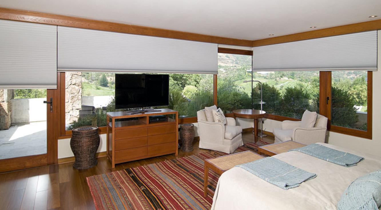 Dormitorio Valle Escondido dormitorio con cortina Duette decorado por María Carolina Bruna y María Ignacia Izquierdo