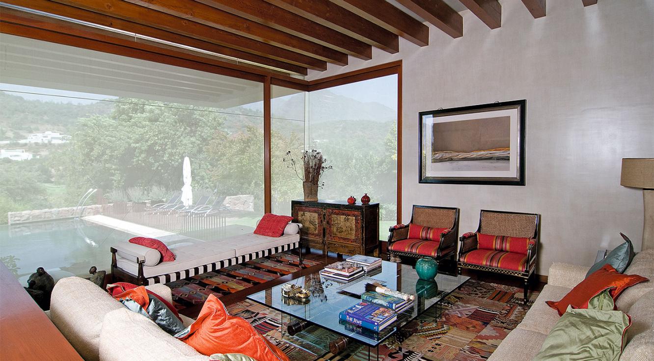 Sala de estar Casa Valle Escondido Sala de estar iluminada con cortina Roller Quantum