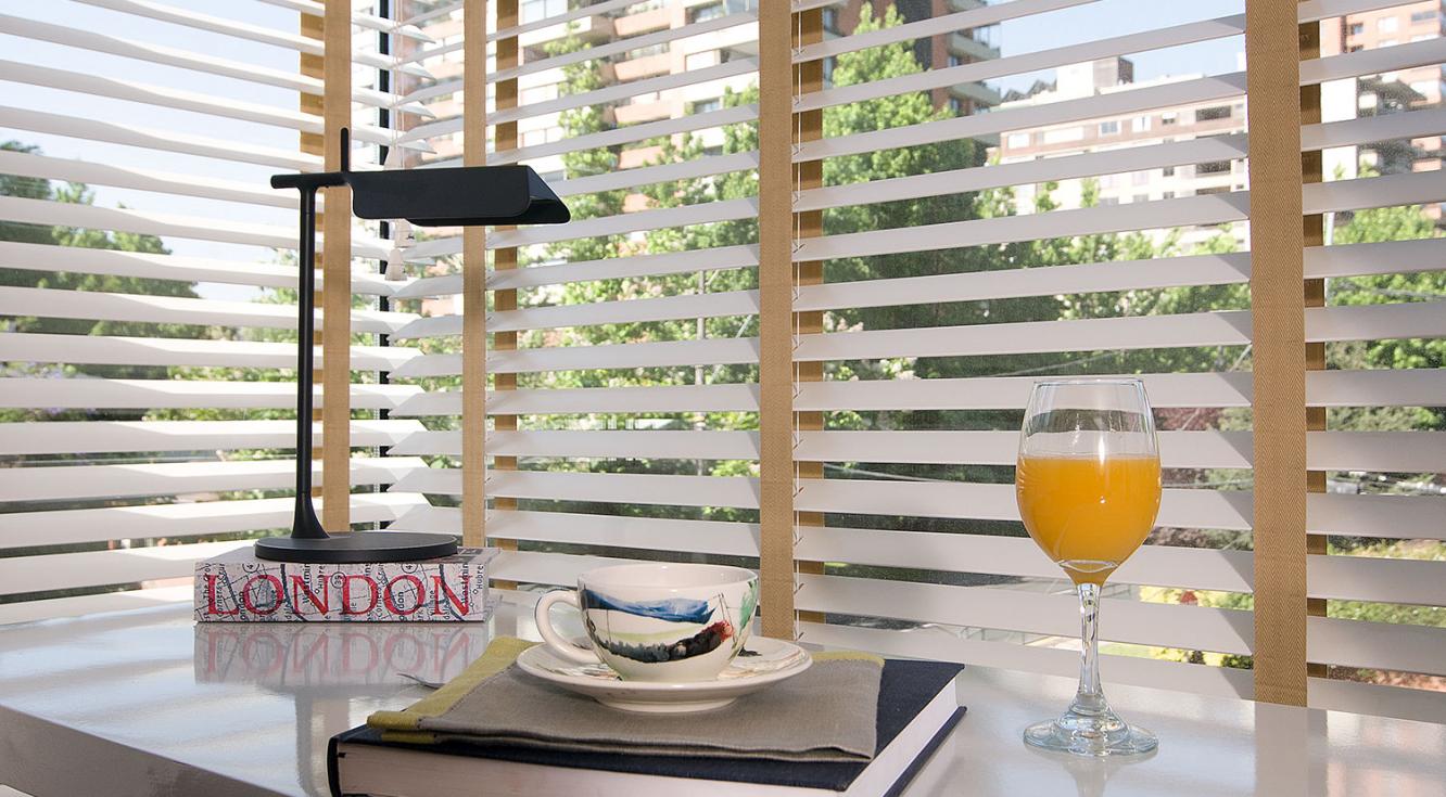 Persiana Country Woods proyecto dormitorio Edificio Manquehue Sur Persianas de madera natural para integrar el hermoso paisaje al diseño