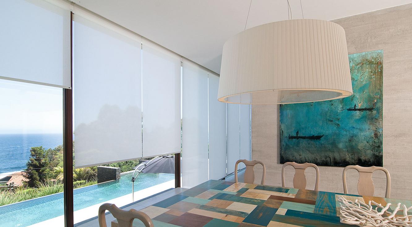 Comedor decorado por Sara Molfino Comedor con cortinas Roller Quantum color blanco